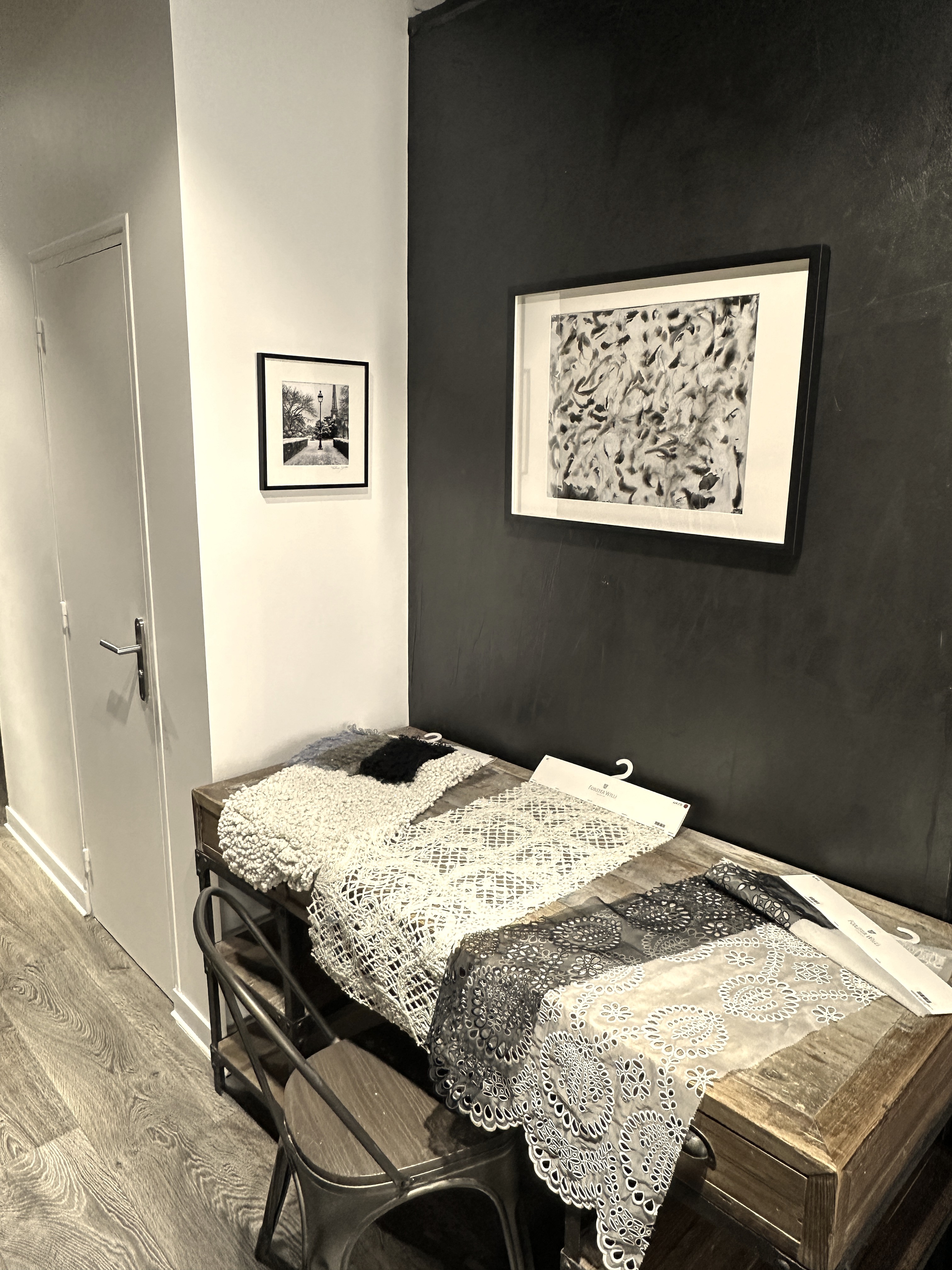 Coin salon et mur en pierre