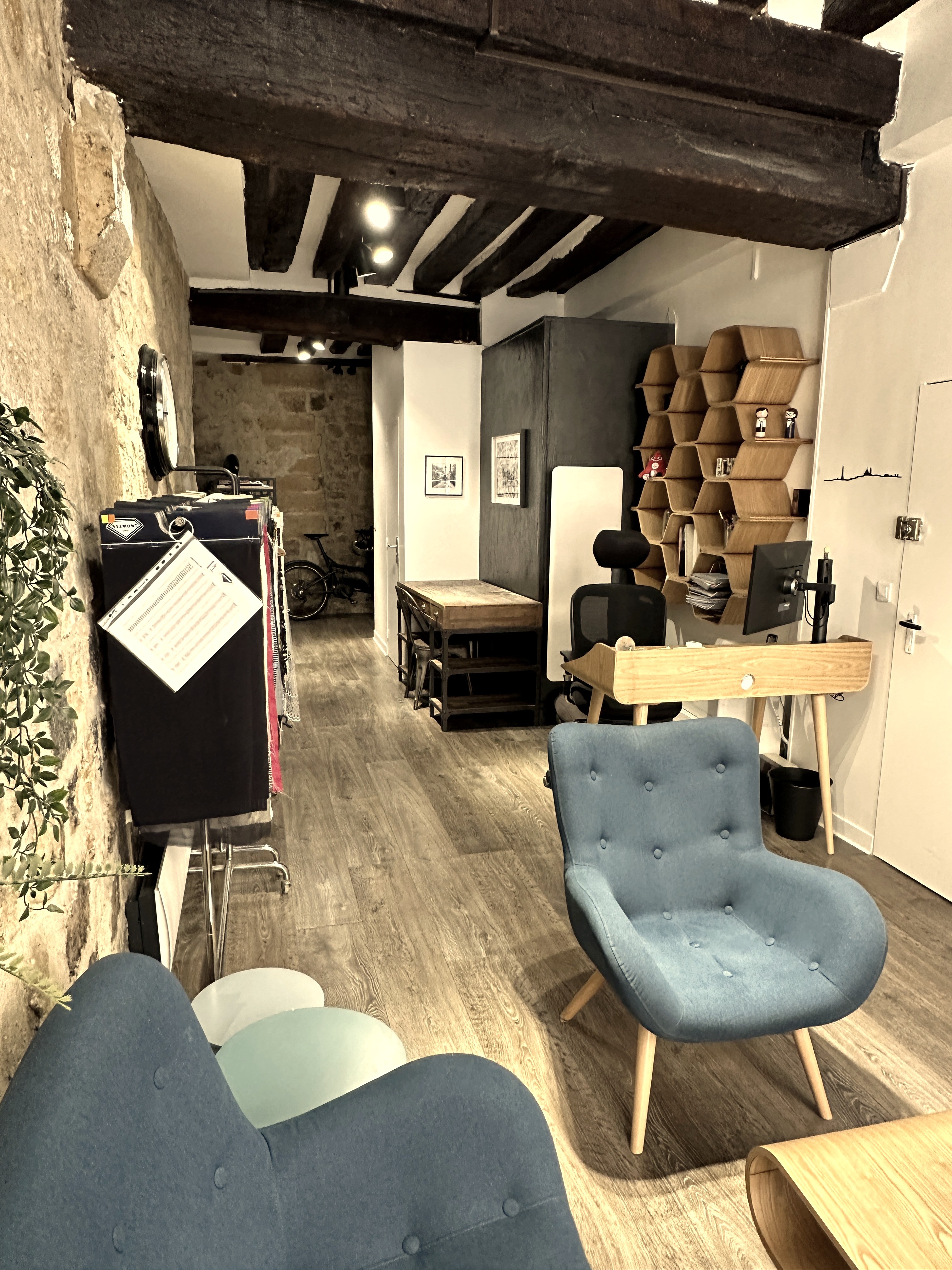 L'espace de travail, sous les poutres anciennes