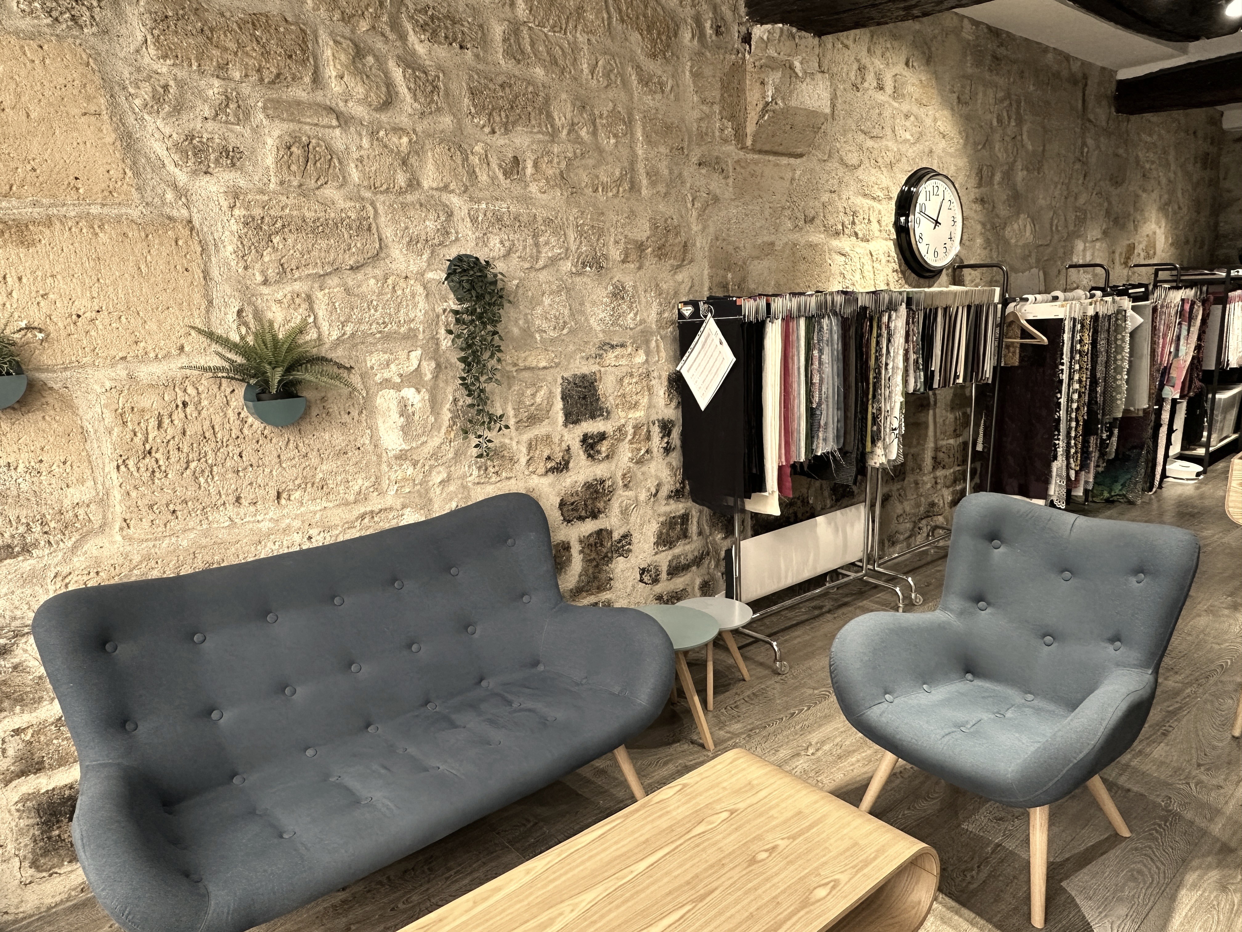 Le coin salon et son horloge emblématique